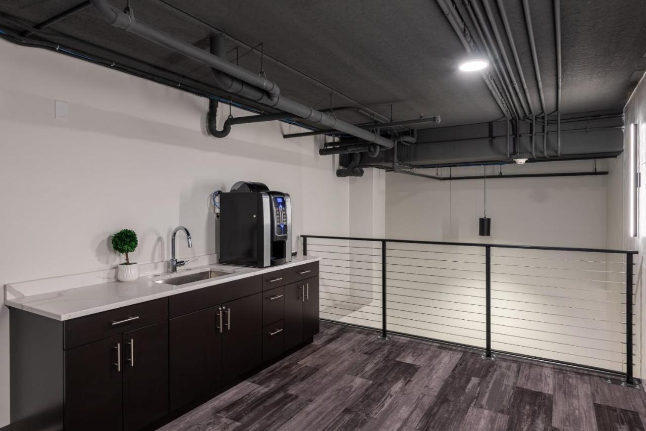 Flexhome Skywalk To Fiserv 1Br Apt U5 Милуоки Екстериор снимка