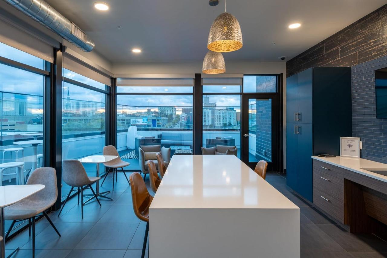 Flexhome Skywalk To Fiserv 1Br Apt U5 Милуоки Екстериор снимка